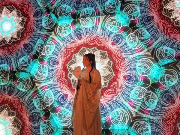 富旺配资 五一耍成都丨东郊记忆红楼梦数字艺术展“DIY非遗漆扇”活动受追捧