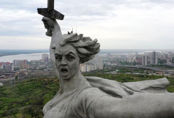 盈策略 俄男子在地标雕像内死亡 系学校校长 非法进入不幸身亡